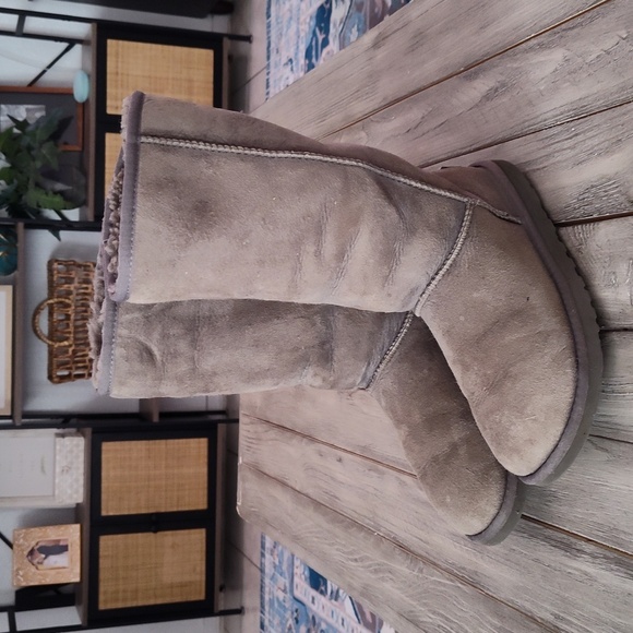 UGG SUEDE TALL BOOTS IN GREY 🩶 SIZE WOMANS 6 🩶 - Picture 1 of 12